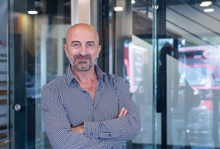 Employé Slycma avec une chemise à rayures