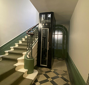LYNEA XS landing door creation of a new lift in the stairs of a residential building in Bordeaux