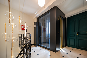 3PSO Rhea Full glass landing door installed in a residential buiding