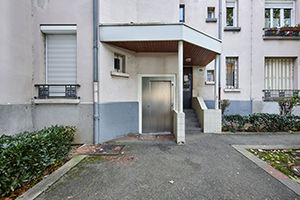 Porte Rhea 3 vantaux tôlée installée en extérieur immeuble de logements sociaux