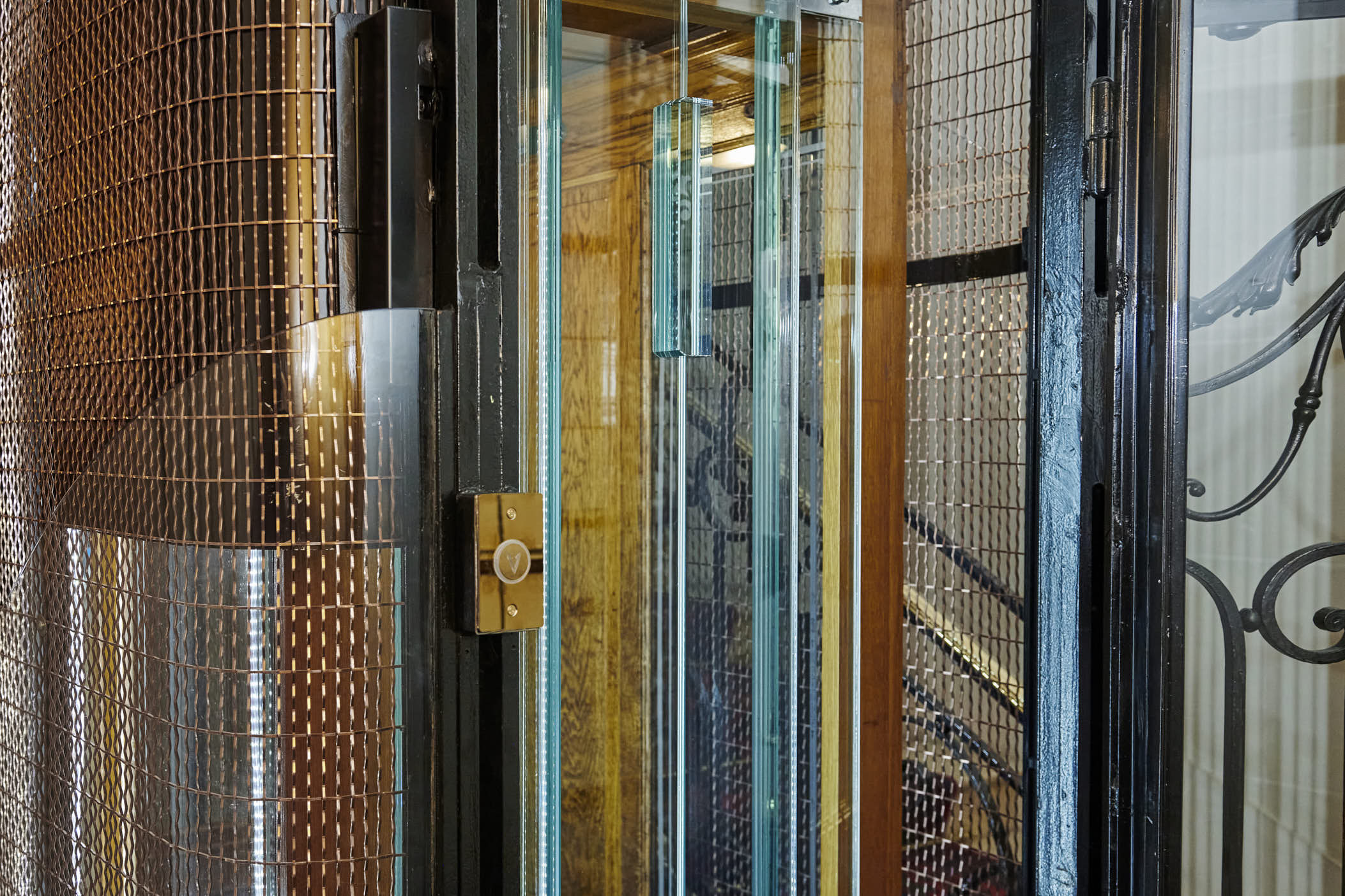 Detail vantaux absolute full glass et ascenseur existant