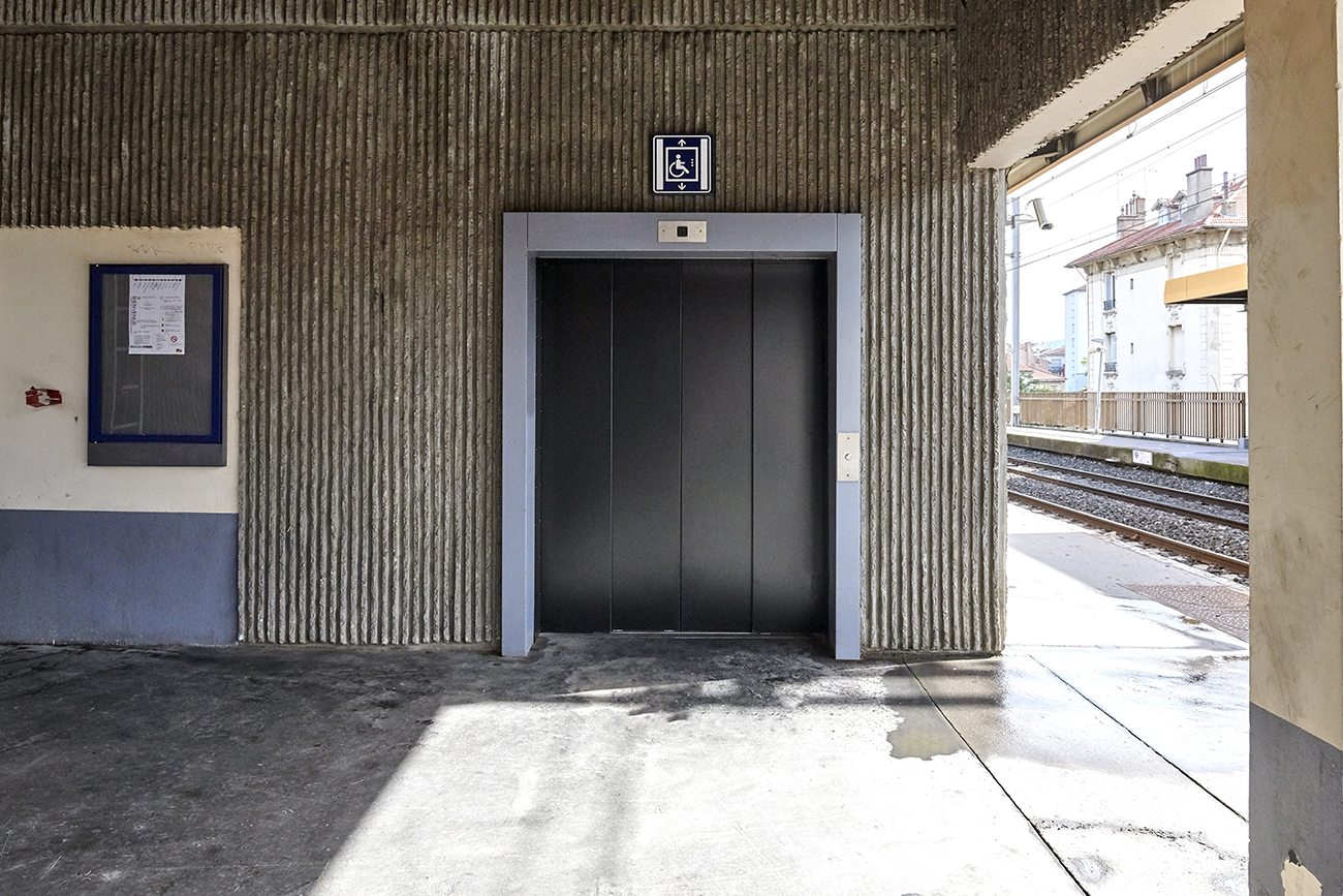 Remise à neuf des portes d'accès aux quais d’une gare