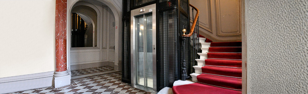 Ascenseur vitré dans un immeuble ancien