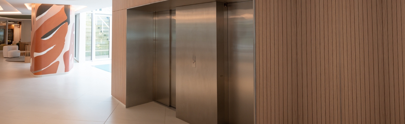 Installation d’une porte automatique SD20 2VOL tôlée dans un hôtel à Paris