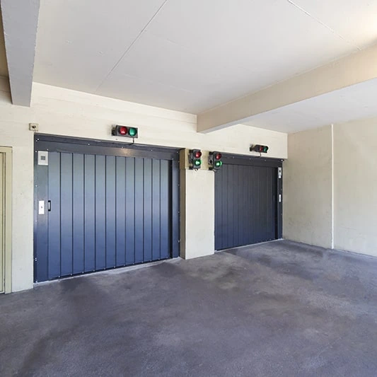 Car lift with hinged sliding doors in Lyon