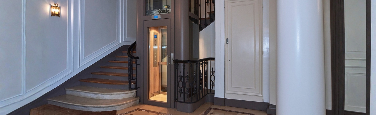 Porte battante vitrée pour la modernisation d'un immeuble hausmanien