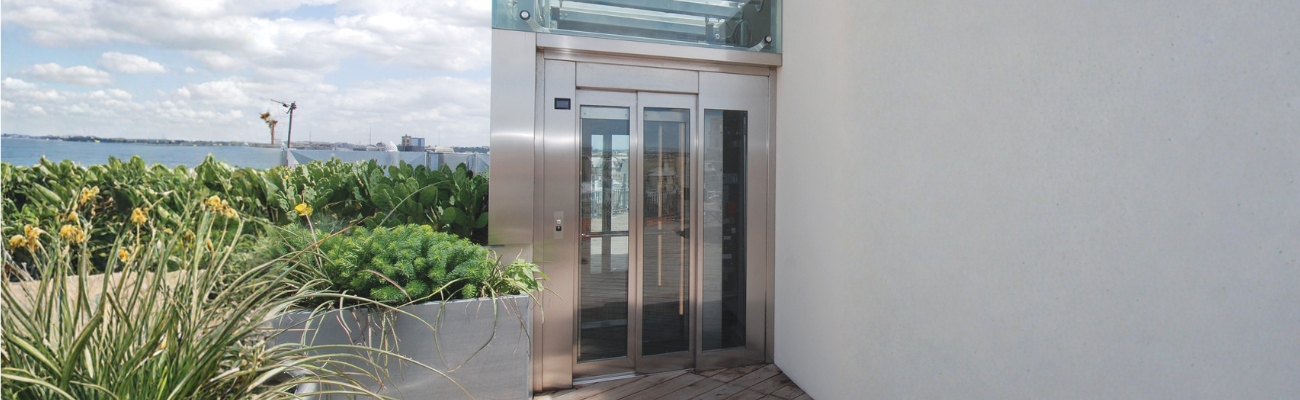 Porte vitrée pour un ascenseur avec un niveau en extérieur