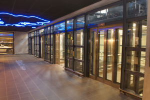 Porte automatique d'ascenseur ECOSIL vitrée à l'aéroport de saint exupéry