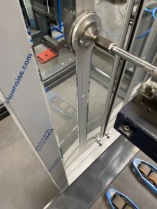Test de déformation sous la pression d'une porte d'ascenseur Slycma